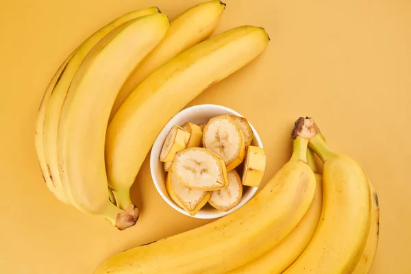 Coupe Blanche Avec Des Bananes Tranchées Sur Fond Jaune Fruits — Photo