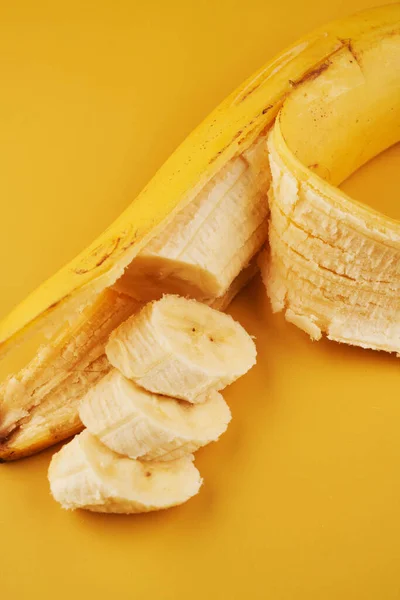 Bananes Tranches Sur Fond Jaune Gros Plan Ingrédient Dessert Sain — Photo