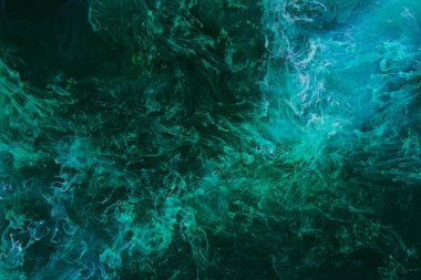 Soyut yeşil mavi arkaplan. Değişken renkli boya akışı, renkli sıvı sanat.