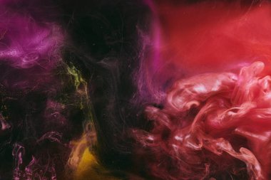 Soyut renkli duman, koyu arkaplan. Kırmızı boya akışı, akışkan sanat