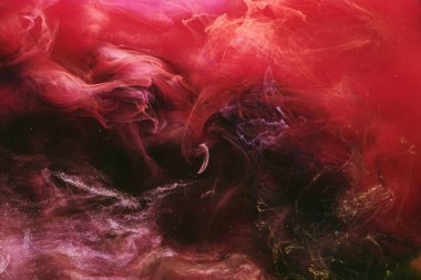 Soyut renkli duman, koyu arkaplan. Kırmızı boya akışı, akışkan sanat