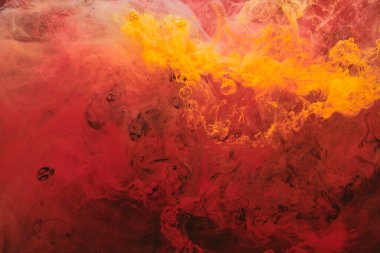 Soyut renkli duman, koyu arkaplan. Kırmızı boya akışı, akışkan sanat