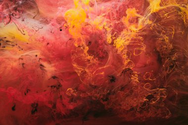 Soyut renkli duman, koyu arkaplan. Kırmızı boya akışı, akışkan sanat