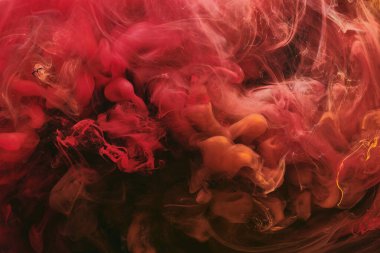 Soyut renkli duman, koyu arkaplan. Kırmızı boya akışı, akışkan sanat