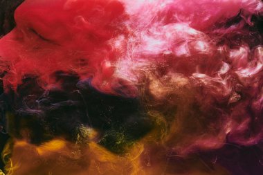 Soyut renkli duman, koyu arkaplan. Kırmızı boya akışı, akışkan sanat