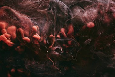 Soyut renkli duman, koyu arkaplan. Kırmızı boya akışı, akışkan sanat