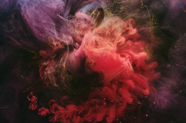 Soyut renkli duman, koyu arkaplan. Kırmızı boya akışı, akışkan sanat