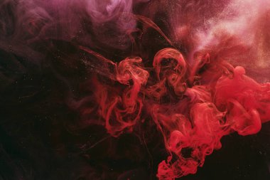 Soyut renkli duman, koyu arkaplan. Kırmızı boya akışı, akışkan sanat