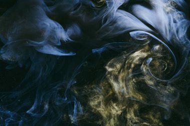 Soyut renkli duman, koyu arkaplan. Hareketli siyah boya akışı, akışkan sanat, uzay gökyüzü