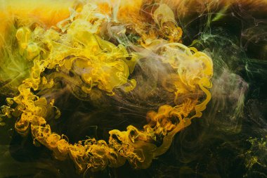 Soyut renkli duman, koyu arkaplan. Sarı siyah boya akışı, akışkan sanat