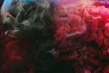 Soyut renkli duman, koyu arkaplan. Kırmızı boya akışı, akışkan sanat