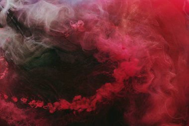 Soyut renkli duman, koyu arkaplan. Kırmızı boya akışı, akışkan sanat