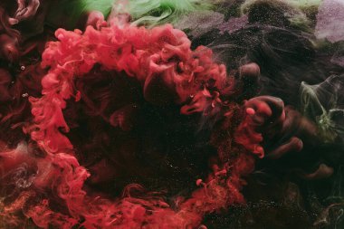 Soyut renkli duman, koyu arkaplan. Kırmızı boya akışı, akışkan sanat