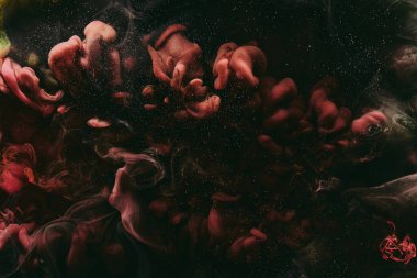 Soyut renkli duman, koyu arkaplan. Kırmızı boya akışı, akışkan sanat