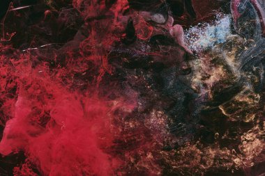 Soyut renkli duman, koyu arkaplan. Kırmızı boya akışı, akışkan sanat