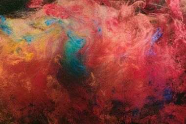 Soyut renkli duman, koyu arkaplan. Kırmızı boya akışı, akışkan sanat