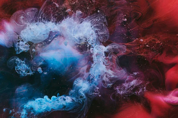 Soyut renkli duman arka planı. Hareket eden mavi, kırmızı, beyaz boya, akışkan sanat