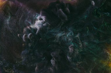 Lüks, soyut, karanlık bir zemin. Patlayıcı renkli duvar kâğıdı, dış uzay deseni. Dinamik boya arkaplanı.