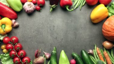 ahşap masa üzerinde görünen sebze