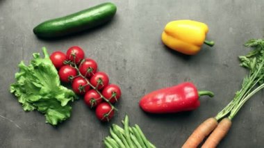 görünen ve masaya kaybolan sebze