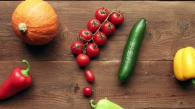 ahşap masa üzerinde görünen sebze