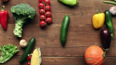 Ahşap arka plan üzerinde hareketli sebze