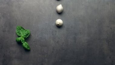 Fesleğen, soğan ve domates