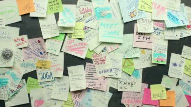 Tüm tabloyu tarafından post-it kağıtları dolu