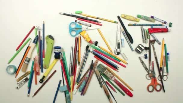 Titre artistique réalisé à partir d'outils artistiques 