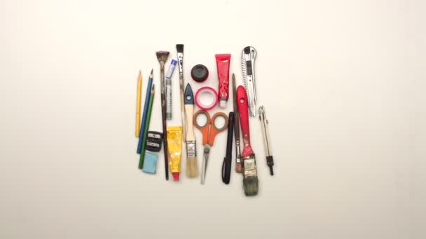 Titre artistique réalisé à partir d'outils artistiques 