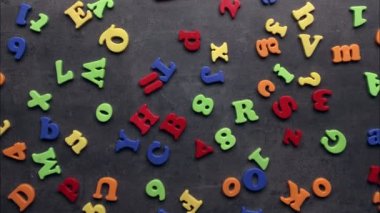 Kara tahta hareketli harfler