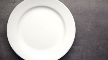 yoğurt plaka üzerinde meyve salatası
