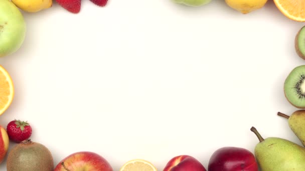 Borde de fruta sobre fondo blanco — Vídeos de Stock