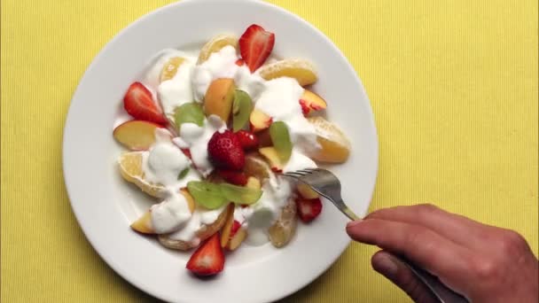 Personas comiendo bocadillos de frutas — Vídeos de Stock