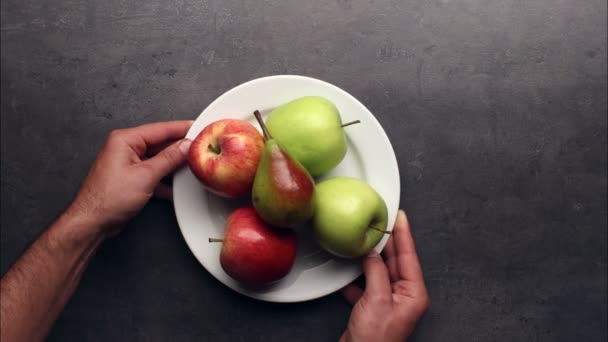 Ruce, dát talíř s ovocem — Stock video
