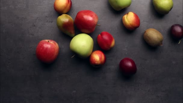 Frutas moviéndose en la mesa de cocina — Vídeo de stock