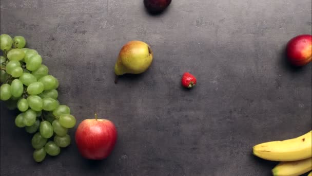 Frutas em movimento na mesa da cozinha — Vídeo de Stock