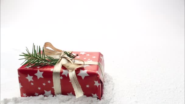 Подарки движутся на фоне снега — стоковое видео