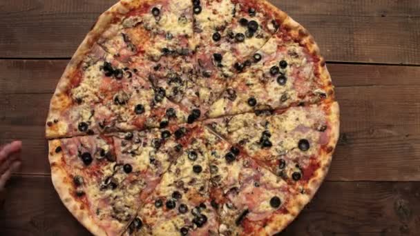 Mani che prendono i tagli di pizza — Video Stock