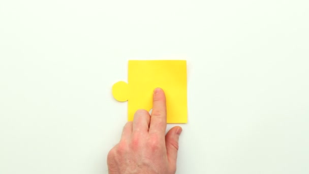 Hand zetten kleur puzzels samen — Stockvideo