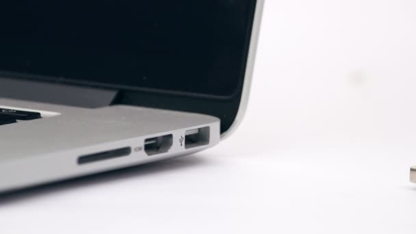 USB cable connecting to laptop — Stock Video