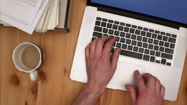 Человек, работающий на ноутбуке — стоковое видео