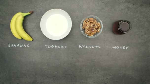 Comer sobremesa de banana com iogurte , — Vídeo de Stock