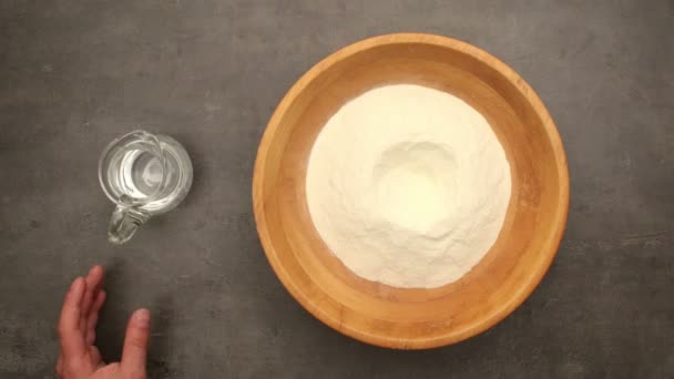 Homem preparando massa de pão — Vídeo de Stock