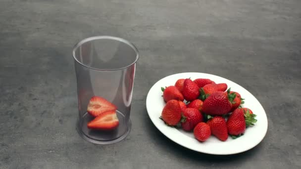 Hur man gör strawberry milkshake — Stockvideo