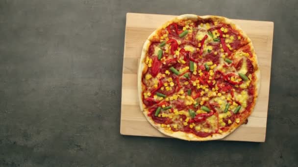 Pizza darabolva eltűnik — Stock videók