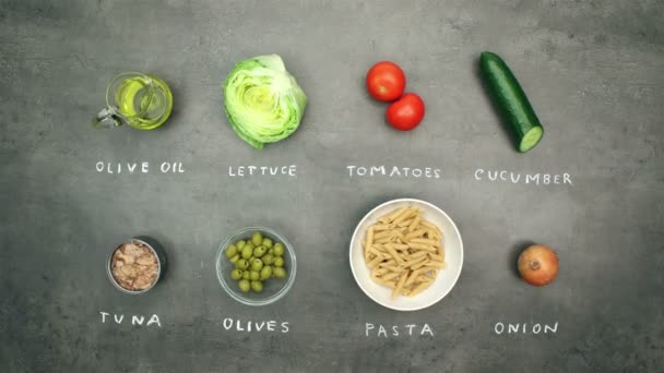 Салат из тунца с пастой и овощами — стоковое видео