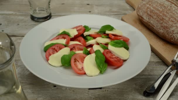 Preparación de ensalada caprese — Vídeos de Stock