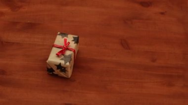 Masanın üzerinde hareketli Noel hediyeleri