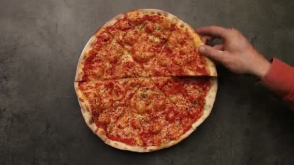 Ruce s pizza řezy